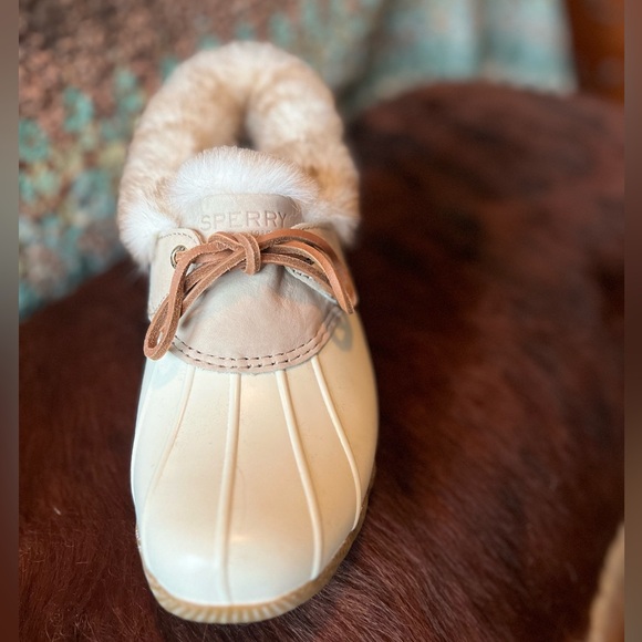 Cream and White All Weather Saltwater 1- Eye Cozy Sperry Boots - Picture 11 of 12